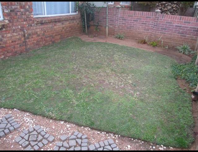 2 BEDROOM TOWNHOUSE FOR SALE IN UITSIG